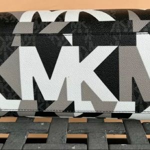 Michael Kors Large Kenly Tote/Handbag